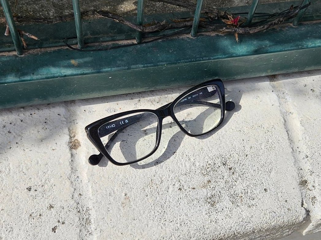 La persona que las ha encontrado nos pide colaboración para difundir y para que la persona que ha perdido estas gafas las pueda recuperar.
Las ha encontrado en Avenida de la Ilustración y las ha dejado en seguridad de laboratorios Rovi. 
#Colaboración