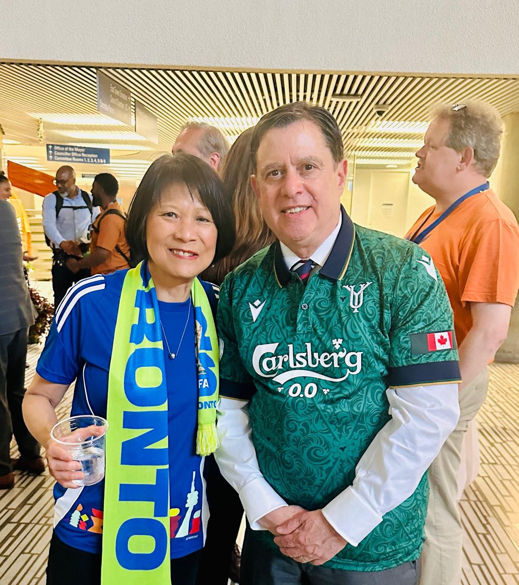 PTMunozledo's tweet photo. Acompañando ayer a la alcaldesa @oliviachow en la ceremonia de develación del reloj digital con la cuenta regresiva al partido inaugural en #Toronto de la #FIFAWorldCup2026 🇨🇦🇲🇽🇺🇸, junto con mi colega Baxter Hunt del @usconstoronto y la directora ejecutiva @sbmotown de la #FIFA⚽️ https://t.co/kxpwS3vyhy