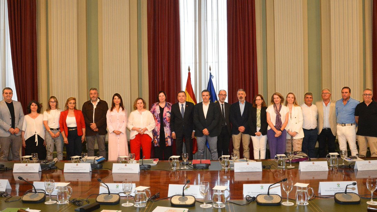 Reunión con la nueva ejecutiva de la Unión de Pequeños Agricultores y Ganaderos @UPA_FEDERAL.

Hemos analizado con especial atención la futura Política Agraria Común (PAC), que debe contar con un presupuesto adecuado y específico que garantice su carácter estratégico en la UE.
