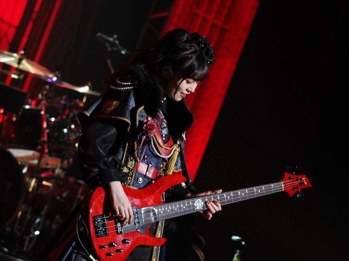 眠くなるまでベース触るぞ〜〜 更にモチベ上げるために撮ってもらった