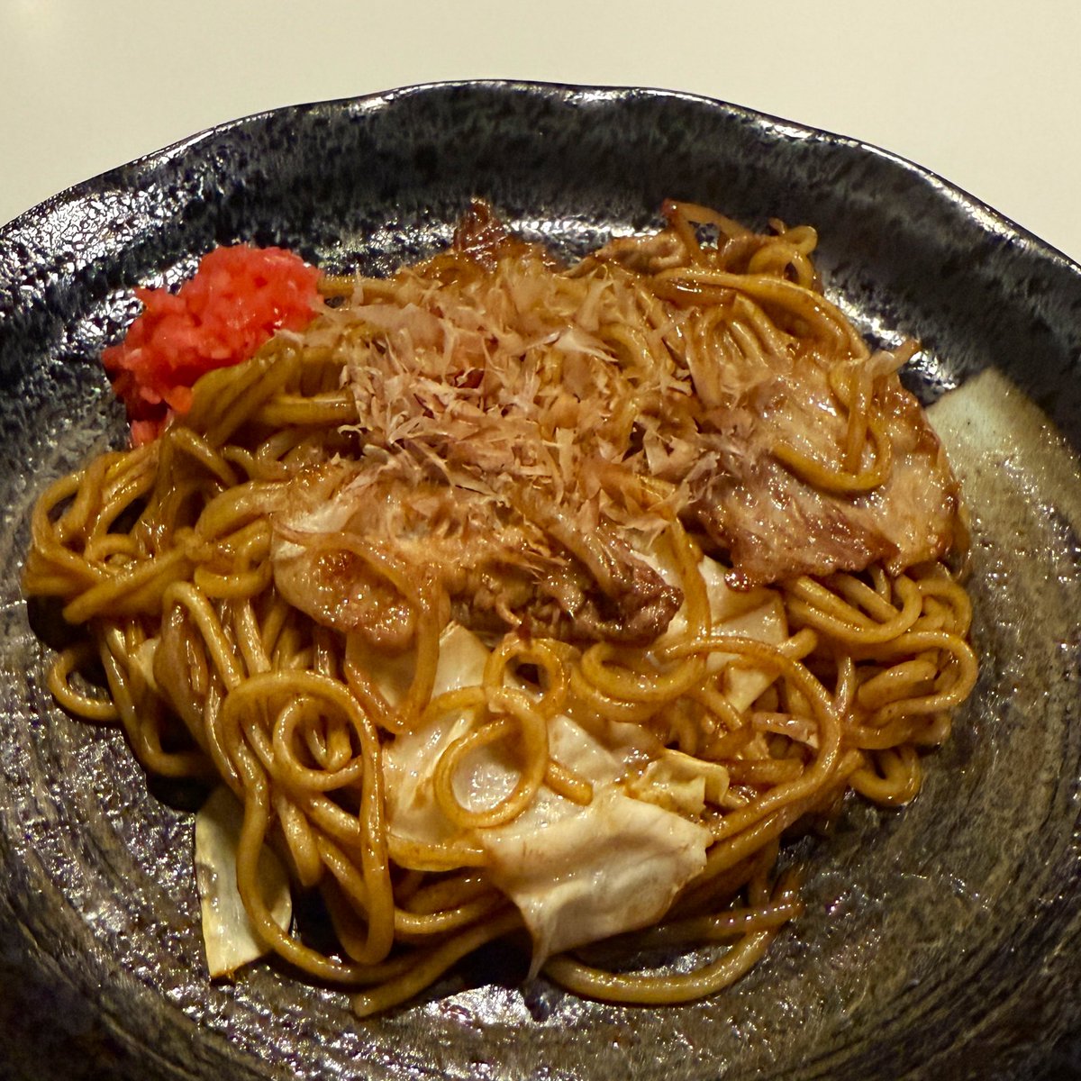 クイズ：このとても美味しい焼きそばは、どこのでしょうか？
1️⃣ウォルドーフアストリア大阪
2️⃣OMO7星野リゾート
3️⃣ローソン
4️⃣葉隠(新世界)
