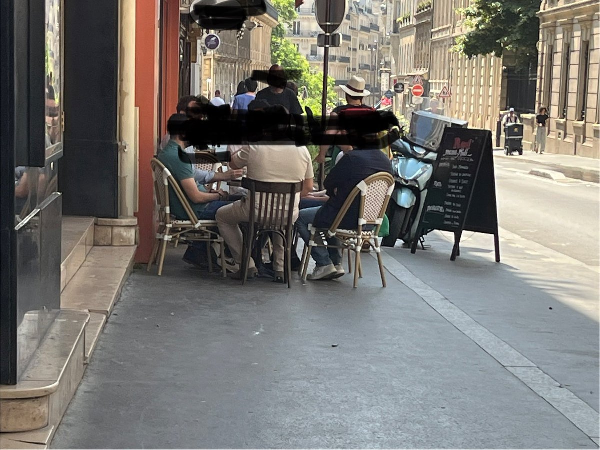 Le réaménagement de la rue de Clichy est globalement une réussite, mais ce que les riverains / piétons de #paris9 redoutaient arrive… Ici avec le restau-bistrot au n°14. Non-respect des 1m60 réglementaires! <a href="/dburkli/">Delphine Bürkli</a> <a href="/sdulermo/">Dulermo Sebastien</a> cc: <a href="/DroitParis/">Droit au Sommeil PARIS</a> <a href="/CTrudaine/">Collectif Trudaine</a>