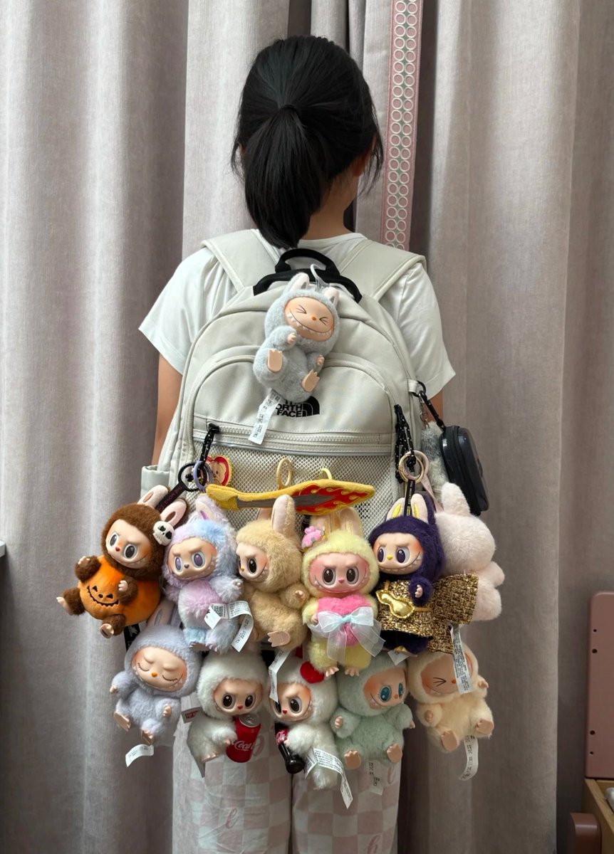 mu_zhi55187's tweet photo. 当小学生知道Labubu是硬通货时!!!
你有Labubu吗?是什么颜色的,评论区分享一下吧!
#LABUBU #labubuplay #互关 https://t.co/Xscu8IwKtX