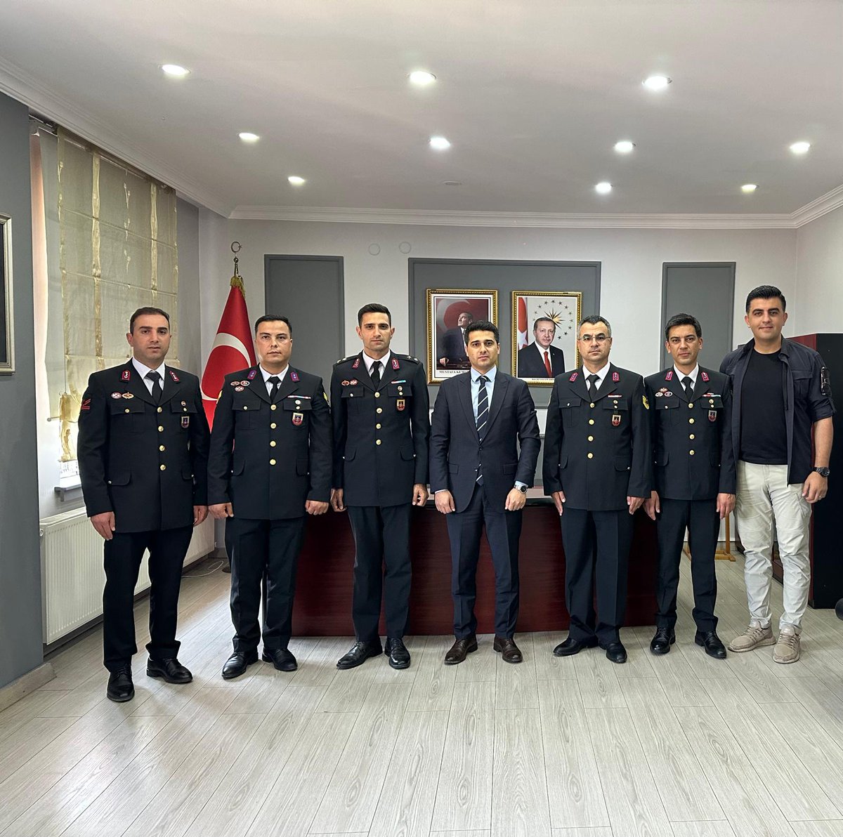 Kahraman Jandarma Teşkilatımızın 186. Kuruluş Yıldönümü münasebetiyle İlçe Jandarma Komutanı J.Üsteğmen  Muhittin DEMİR ve İlçemizde görevli jandarma personelleri, Kaymakamımız Sn. Hüseyin Ensar ALTUN’ u makamında ziyaret etti.