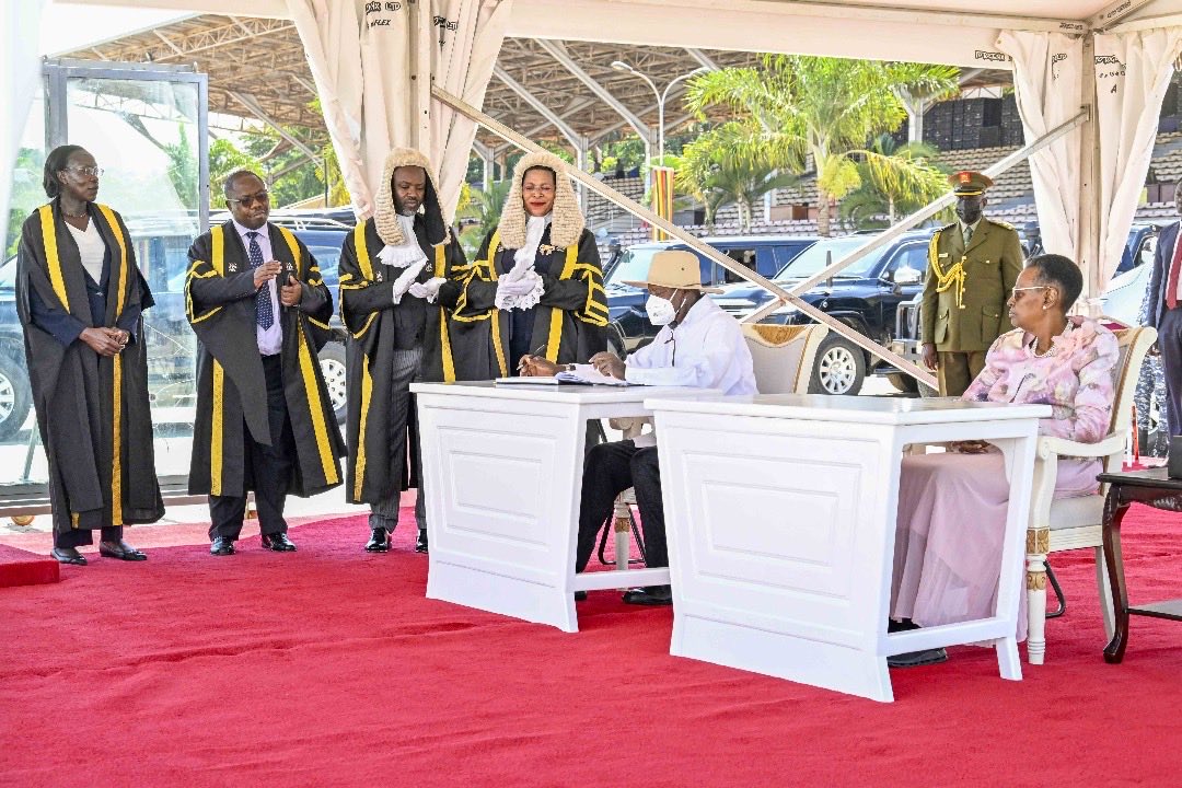 IreneMugisha's tweet image. 🇺🇬 After the #UgBudget2025 reading, HE @KagutaMuseveni called on Ugandans to:
1.Demand accountability for public funds
2.Focus on wealth creation, 4 youth & women
3.Support digital tools for national security
4.Embrace Pan-African economic integration