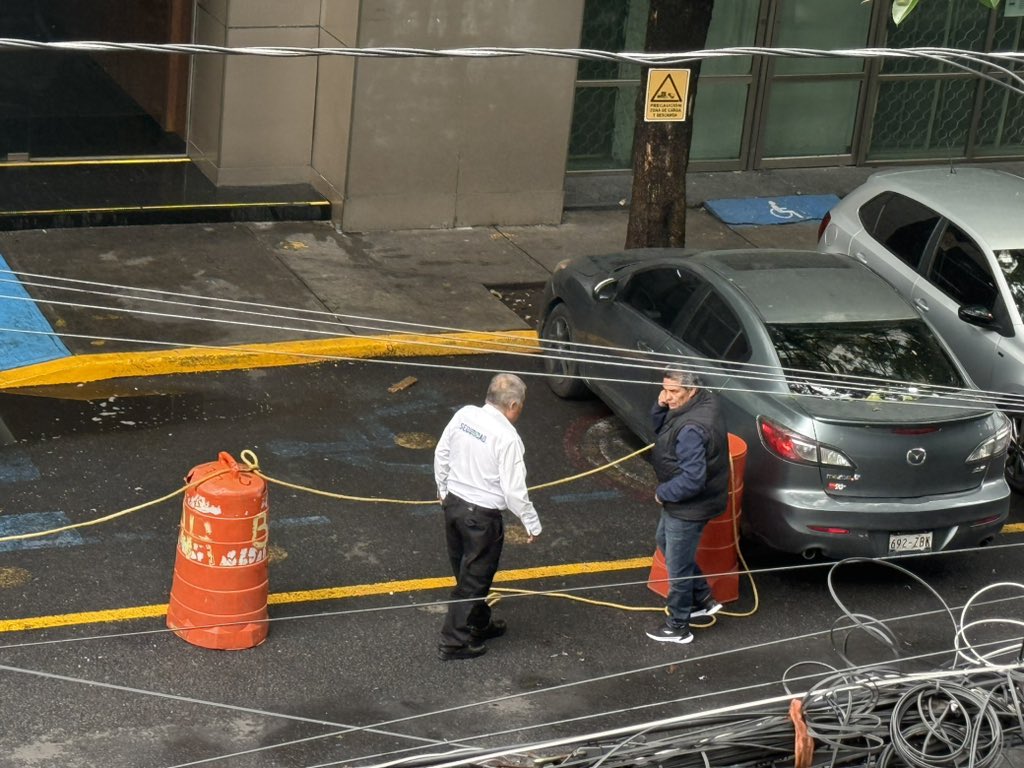 Enocrj's tweet photo. @LaSEMOVI @AlcCuauhtemocMx @GobCDMX @ClaraBrugadaM @UCS_GCDMX @OVIALCDMX Por este medio quiero denunciar que personal de una empresa ubicada en San Antonio Abad 185, Colonia Tránsito, Alcaldía Cuauhtémoc, se está apropiando de manera indebida del espacio público. https://t.co/g8LlMxkHOj