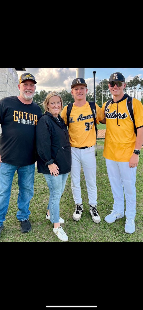 1 day late but want to wish my brother Chuck Sheets a happy birthday!!

Chuck aka Mr Duckroost !!
He is the voice of The St. Amant Gators and he is definitely the GOAT

Love ya bro