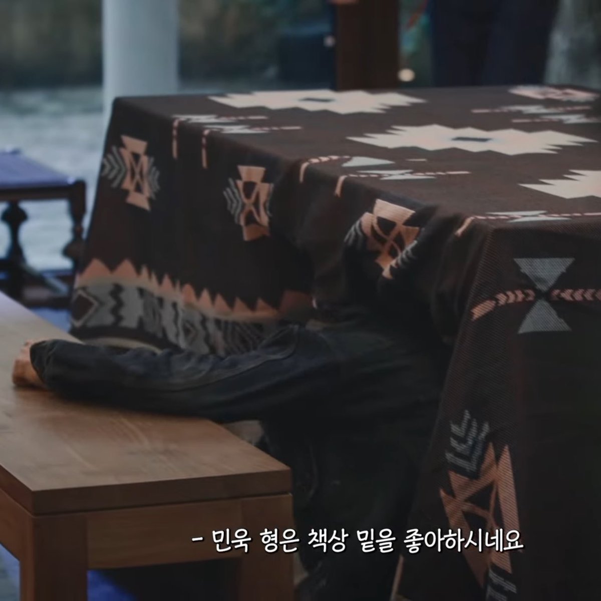 LQ_JMW's tweet photo. #CLOSEYOUREYES #클로즈유어아이즈 
#JEONMINWOOK #전민욱 #チョンミヌク 

猫は机の下が好きだ。 https://t.co/tQTVUsF7W1
