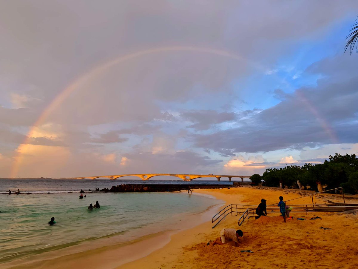 Like the rainbow above, the China-Maldives Friendship Bridge weaves Malé, Hulhumalé, and Hulhulé together.
In this moment, nature’s miracle and human endeavor reflect each other perfectly.