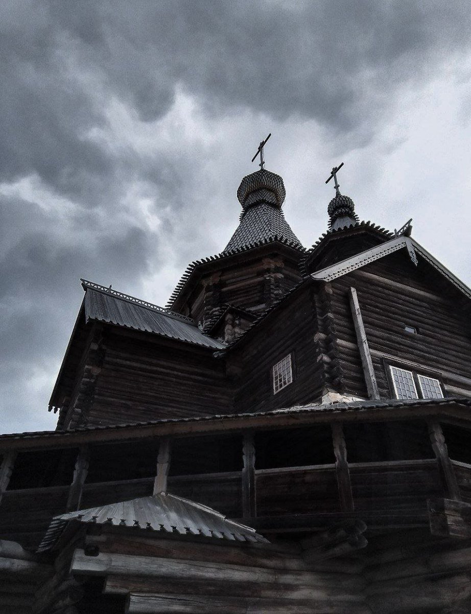 Хочется, знаете, подпоясаться расписным полотном, обнажить лихую саблю, выпить браги и заплакать от красоты.