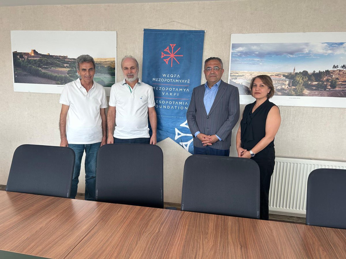 Yarın yapılacak Olağan Genel Kurul öncesi, üyesi olduğum Mezopotamya Vakfı Yönetim Kurulu Başkanı Osman Akyıl, Yardımcısı Gevriye Atlı ve Genel Sekreter İhsan Ay'ı ziyaret ettim. 

Hem gündem üzerine hem de vakfın çalışmaları hakkında sohbet ettik, değerlendirmelerde bulunduk.