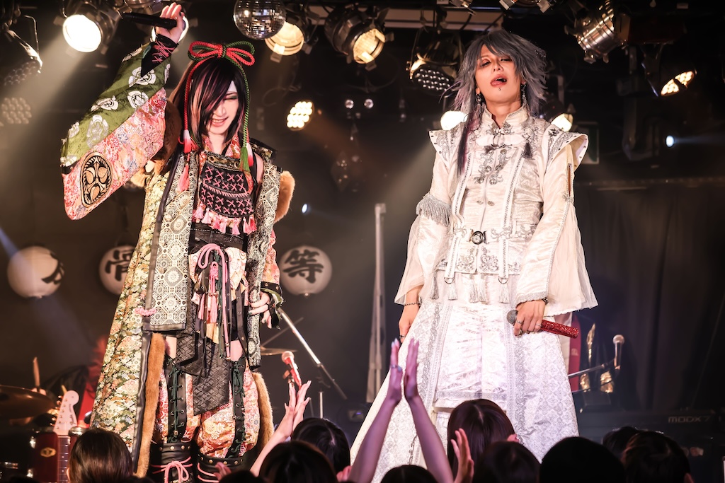 Vif_music's tweet photo. 🟥News🟥
鬼ヶ島 × 浅葱 ツーマンライブ「桃鬼伝来物語」、和とロックの融合が唯一無二の音楽体験を創出

▶️https://t.co/mUKrEJrvpX

#Vif #鬼ヶ島 #浅葱
@kouki_d_out
@ASAGI_SOLO https://t.co/CYhh2ckT5w