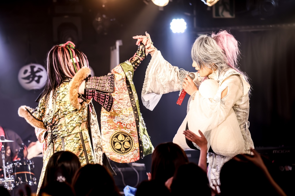 Vif_music's tweet photo. 🟥News🟥
鬼ヶ島 × 浅葱 ツーマンライブ「桃鬼伝来物語」、和とロックの融合が唯一無二の音楽体験を創出

▶️https://t.co/mUKrEJrvpX

#Vif #鬼ヶ島 #浅葱
@kouki_d_out
@ASAGI_SOLO https://t.co/CYhh2ckT5w