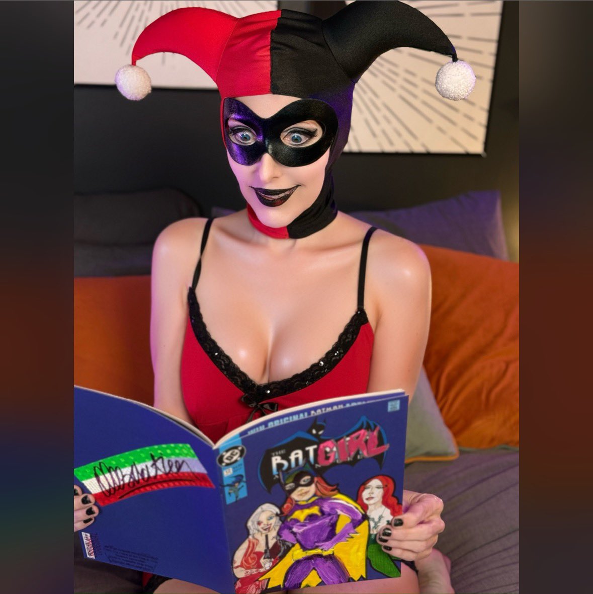 Kittendtv's tweet photo. 💋 “Ain’t love the sweetest madness?” 💥 Straight outta Arkham 🖤❤️
TY @dlasaration  4 this art based on my Black Cat, Harley Quinn, Batgirl ‘66, &amp; Poison Ivy Cosplays.
#HarleyQuinn #ClassicHarley #GothamStyle #PuddinApproved 
Mad Love HQ Cosplay
Pics: @HexedPhotog 
@DCOfficial https://t.co/1OEwgiUkto