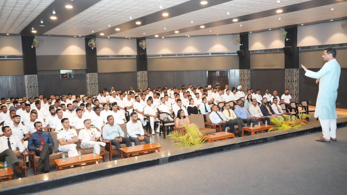 INS_India_IN's tweet photo. 🧘‍♂️ अंतर्राष्ट्रीय योग दिवस 2025 के उपलक्ष्य में वरुणिका, चाणक्य बाग में नौसैनिकों के लिए मानसिक, शारीरिक और भावनात्मक कल्याण में योग के लाभों पर एक विशेष व्याख्यान आयोजित किया गया।

🎤 यह सत्र ‘आर्ट ऑफ लिविंग’ फाउंडेशन के प्रतिष्ठित अतिथि वक्ताओं द्वारा आयोजित किया गया, जिन्होंने जीवन में संतुलन, शक्ति और आंतरिक शांति लाने में योग की भूमिका पर प्रभावशाली और ज्ञानवर्धक विचार साझा किए।

🧠 रोचक तथ्य: नियमित योगाभ्यास पैरासिम्पेथेटिक नर्वस सिस्टम को सक्रिय करता है, जिससे मन शांत होता है, चिंता कम होती है और भावनात्मक स्थिरता प्राप्त होती है—जो समग्र भावनात्मक कल्याण के लिए अत्यंत प्रभावी है।

#YogaForEmotionalHealth #IDY2025 #IndianNavy #JoinIndianNavy #InternationalDayOfYoga