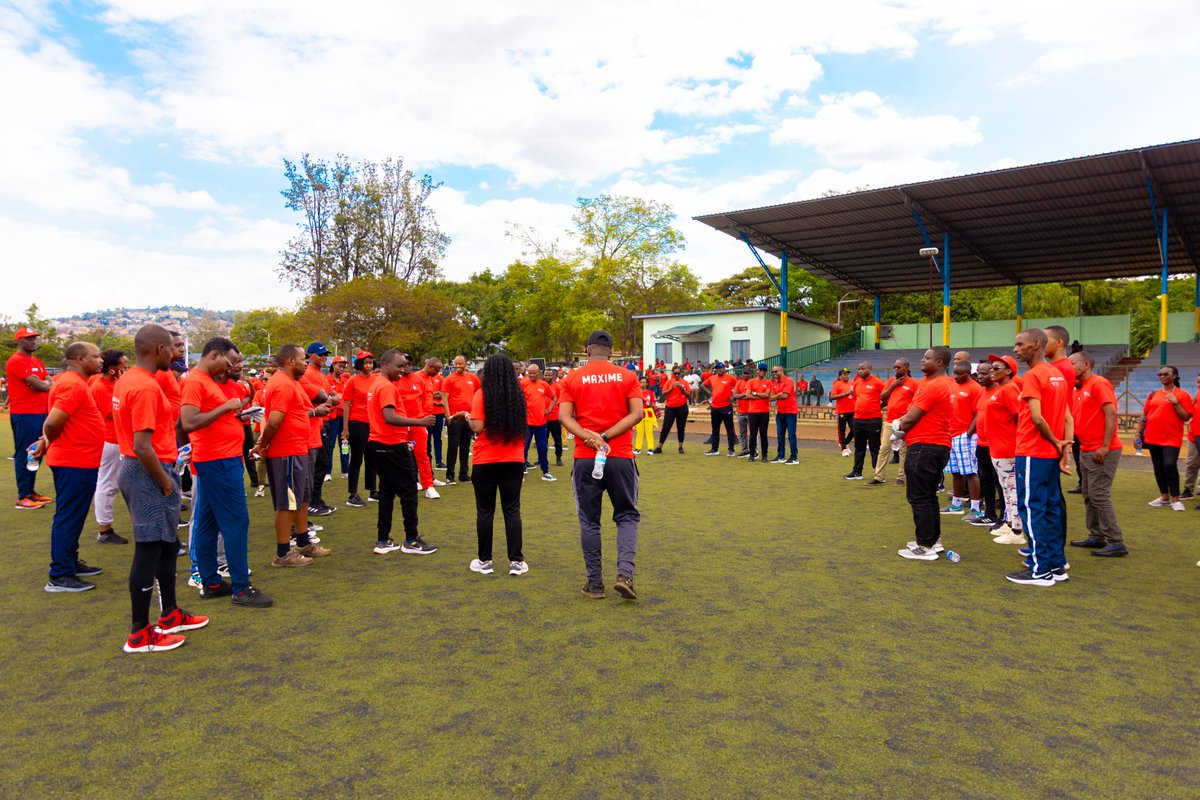 reg_rwanda's tweet photo. Aka kanya: Abakozi n'abayobozi ba Sosiyete y'u Rwanda Ishinzwe Ingufu REG barimo kwizihiza umunsi w'umurimo, akaba ari igikorwa cyabanjirijwe n'imikino inyuranye kugira ngo abakozi barusheho kugira ubuzima bwiza no gusabana.

Umuyobozi mukuru wa @reg_rwanda @zimuyenzi ubwo yatangizaga imikino yasabye buri wese kujya akora siporo kenshi gashoboka kuko kugira ubuzima bwiza bituma umuntu atanga umusaruro mwiza.