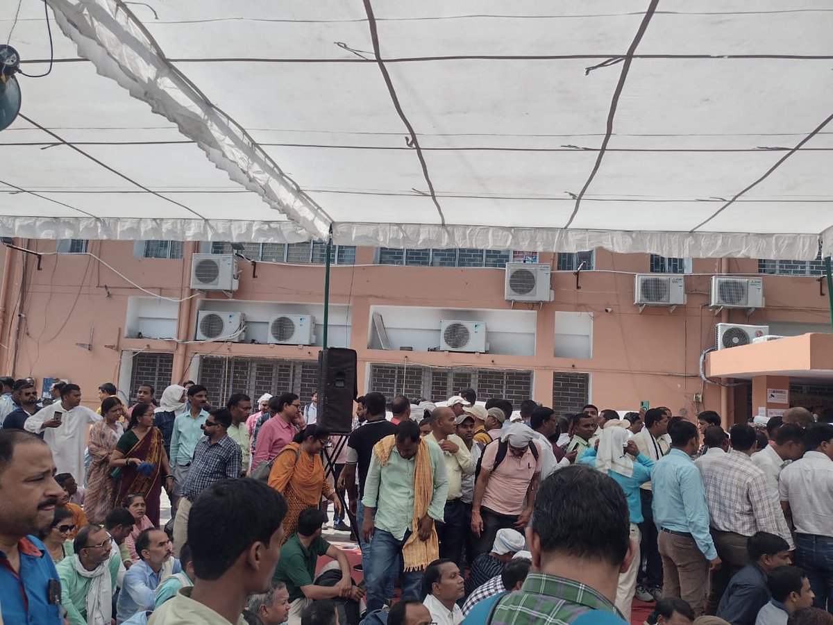 vpsinghnarwar's tweet photo. बिना बच्चों के विद्यालय में कौन सा प्रशासनिक कार्य करेंगे शिक्षक। जमीनी हकीकत से परे, अव्यावहारिक, पूर्वाग्रह से ग्रस्त अधिकारियों के कार्यालयों एवं कारों से एसी हटाया जाए इससे ऊर्जा की बचत और तापमान में वृद्धि भी रुकेगी @myogiadityanath जी 
#एसीमुक्त_बेसिकशिक्षाविभाग_कार्यालय https://t.co/NHL657ba8m