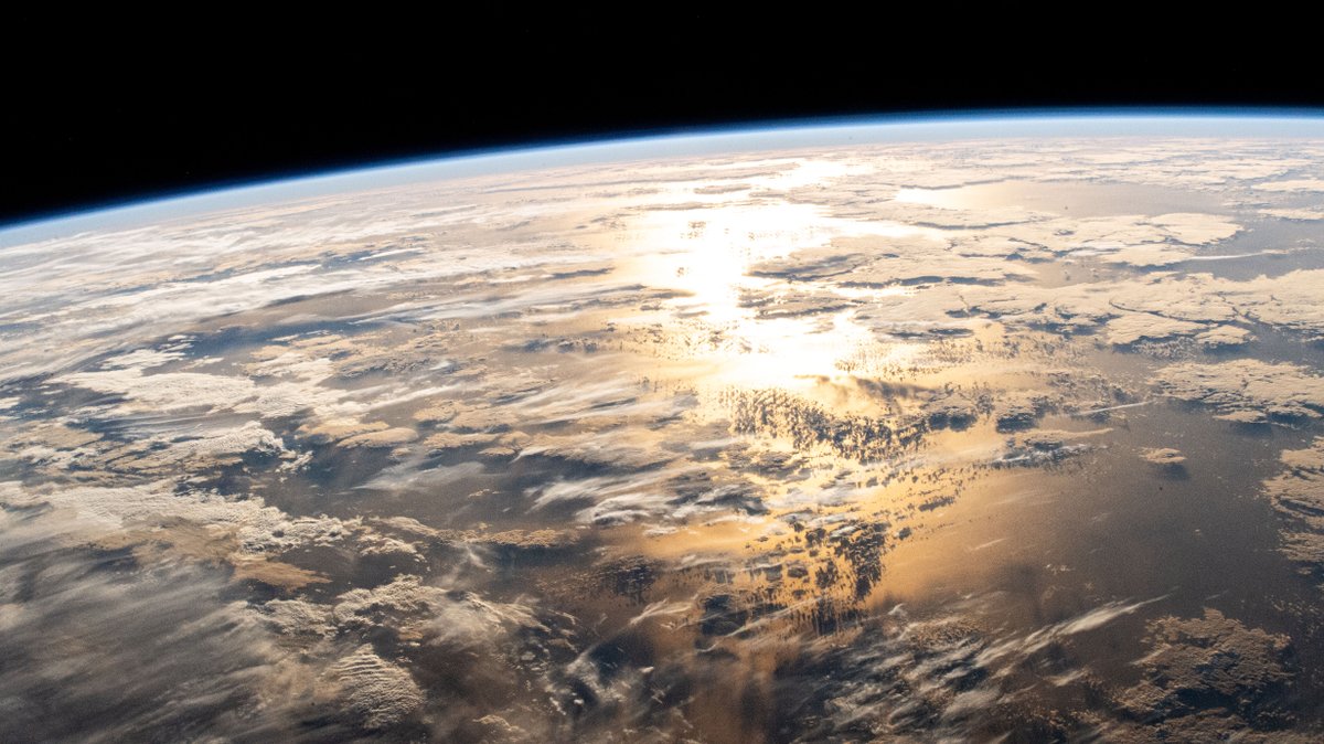 Un rayo de Sol visto desde la <a href="/Space_Station/">International Space Station</a>, justo después del amanecer sobre el Atlántico. ☀️

Los astronautas a bordo de la estación orbitan la Tierra cada 90 minutos, ¡por lo que pueden ver unos 16 amaneceres por día!