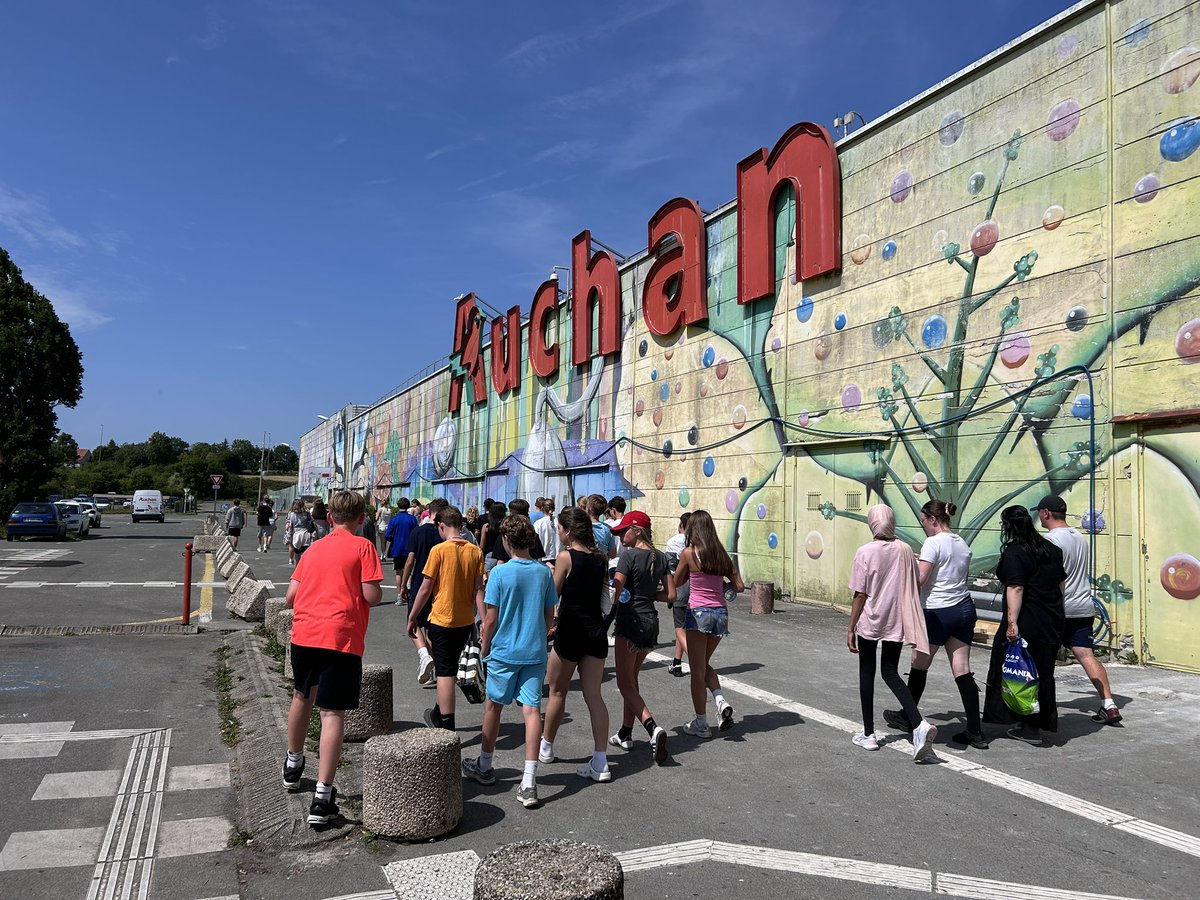 After a spending spree at the Hypermarché, we are on our way back to Calais to catch the ferry back to Angleterrre.