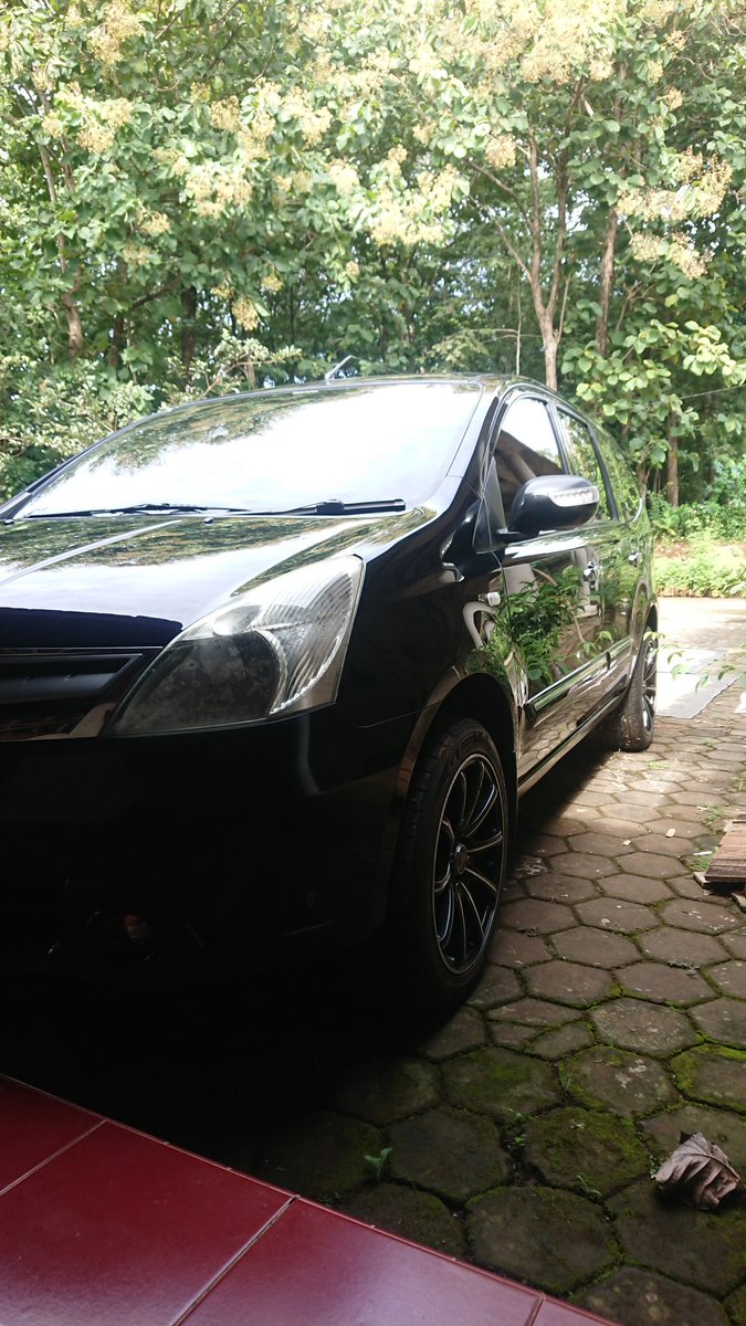 RoonyAsh's tweet photo. #GrandLivina
#Nissan https://t.co/NTgnXq4poW