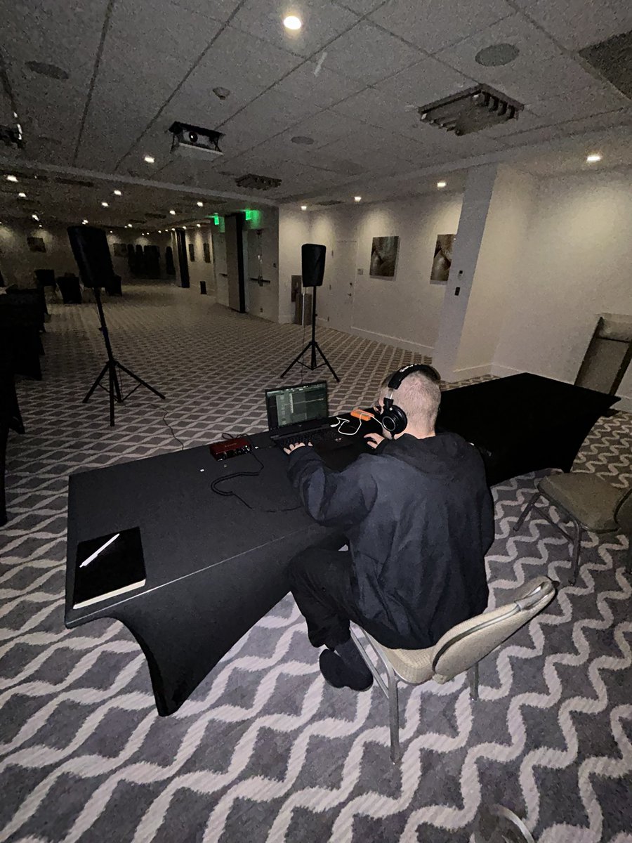 casawi_magazine's tweet image. Italian producer @lesternowhere discusses his journey from Prato to working with Kanye West on Vultures albums and shaping contemporary rap sound.

Discover our full conversation on ++casawi.eu++