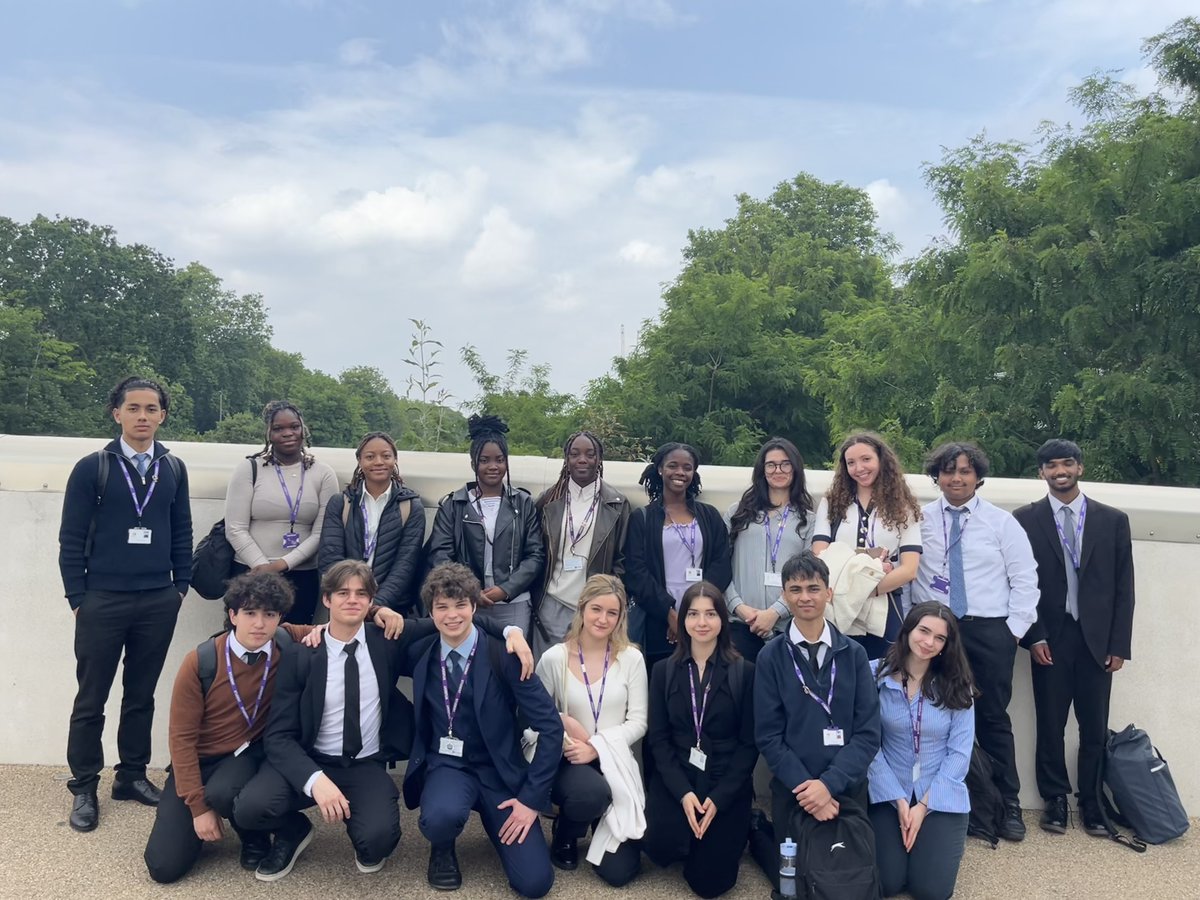 Our Year 12 students who are interested in applying to Oxbridge had an amazing day at Emanuel School where they engaged in a workshop designed to strengthen their university application skills, interview techniques and their critical and lateral thinking skills.