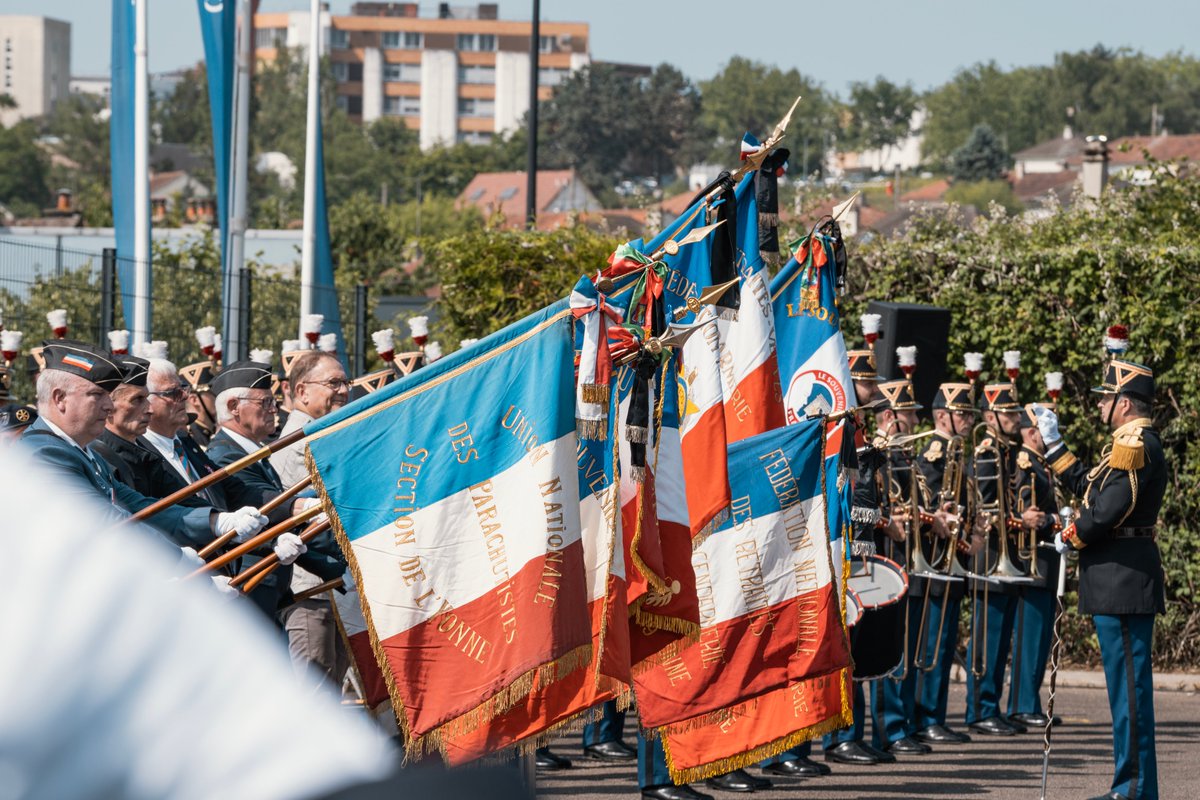 Préfet de l'Yonne 🇨🇵🇪🇺 (@prefet89) on Twitter photo ⚫️ Cérémonie d'hommage à l'adjudant-chef Stéphane Plunian, décédé en service le 6 juin dernier à #Rouvray, en présence du ministre <a href="/fnb_officiel/">François-Noël BUFFET</a>. Nous saluons son engagement au service de la nation.
Toutes nos pensées vont à ses proches ainsi qu'aux militaires <a href="/Gendarmerie_089/">Gendarmerie de l’Yonne</a>. ⚫️ Cérémonie d'hommage à l'adjudant-chef Stéphane Plunian, décédé en service le 6 juin dernier à #Rouvray, en présence du ministre <a href="/fnb_officiel/">François-Noël BUFFET</a>. Nous saluons son engagement au service de la nation.
Toutes nos pensées vont à ses proches ainsi qu'aux militaires <a href="/Gendarmerie_089/">Gendarmerie de l’Yonne</a>.