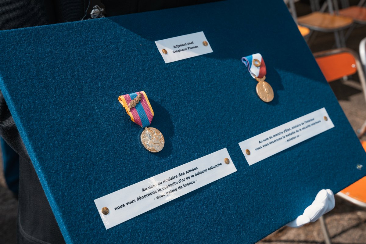 Prefet89's tweet image. ⚫️ Cérémonie d'hommage à l'adjudant-chef Stéphane Plunian, décédé en service le 6 juin dernier à #Rouvray, en présence du ministre @fnb_officiel. Nous saluons son engagement au service de la nation.
Toutes nos pensées vont à ses proches ainsi qu'aux militaires @Gendarmerie_089.