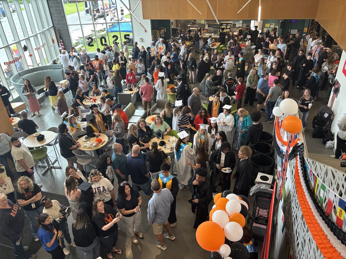 Senior breakfast 2025! ⁦<a href="/MohonCSD/">MohonCSD</a>⁩ ⁦<a href="/mrkarandy/">Mr. Karandy Mohon Tech and AP ☕️</a>⁩