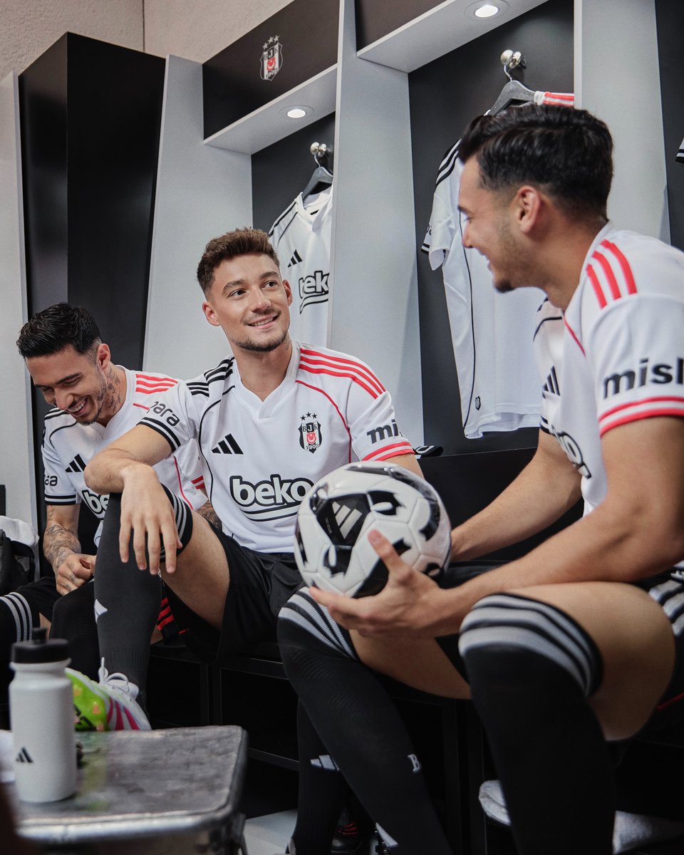 Gelenekler hiçbir zaman yok olmaz. 🖤🤍

Beşiktaş JK 2025-2026 iç saha forması 19:03'te satışta!

#BurasıBeşiktaş