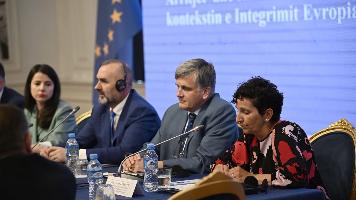 manja_ulsi's tweet photo. Reforma në drejtësi vazhdon me hapa konkretë drejt një drejtësie që u shërben qytetarëve dhe e afron Shqipërinë me Bashkimin Europian. 🇦🇱⚖️🇪🇺 https://t.co/K7Js2g2bht