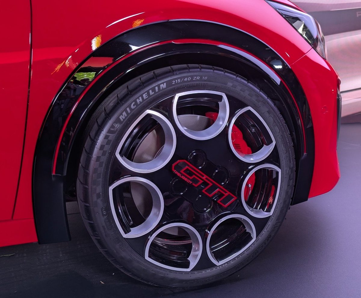 LeClubPeugeot13's tweet image. Peugeot e208 GTI : voie élargie en partie haute avec liseré rouge 

#208gti #208egti #peugeot208gti #peugeote208gti