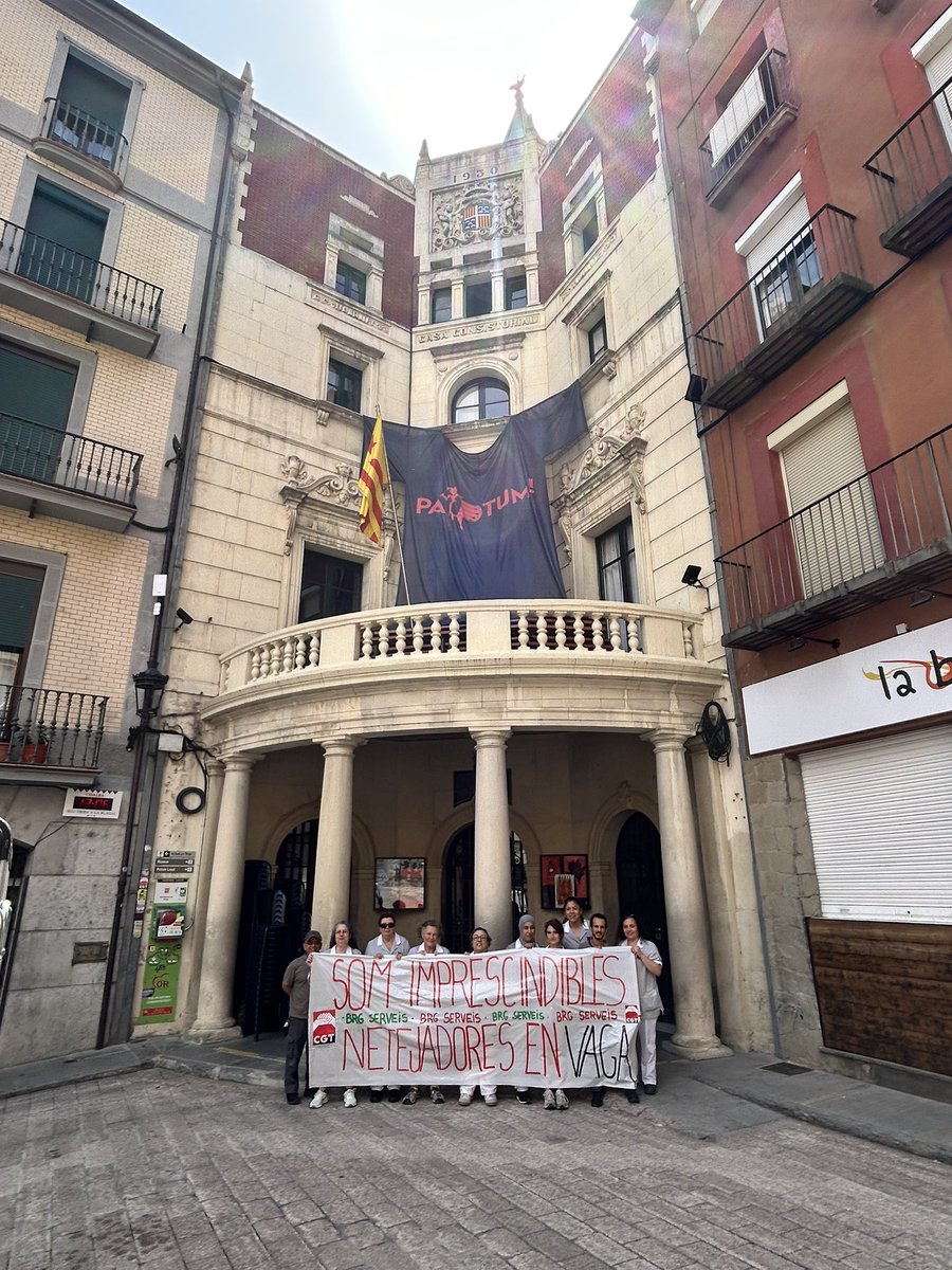 CGTBerga's tweet image. Netejadores d’edificis públics de l’empresa pública de #Berga BRG en vaga per #Patum2025: anem a per totes a guanyar!