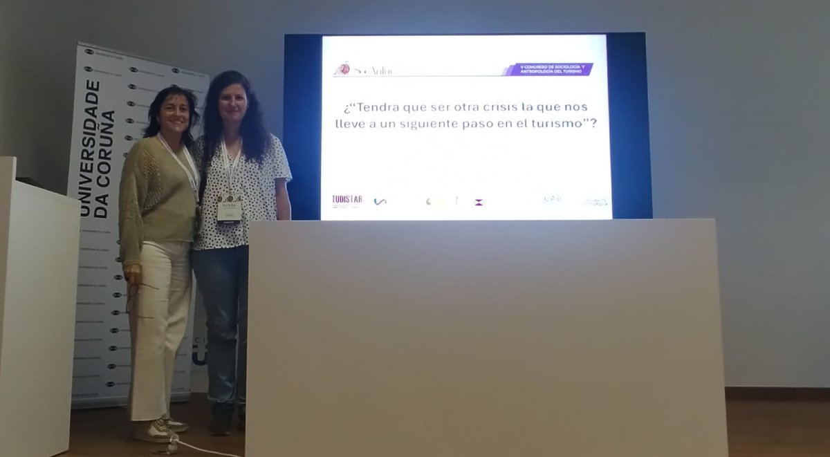 Inmaculada Díaz i <a href="/asunblancor/">Asun Blanco Romero</a> del grup de recerca Tudistar "defensant" el pavelló de <a href="/Geografia_UAB/">Geografia UAB</a> al V Congreso Internacional de Antropología y Sociología del Turismo (Socantur) que s'ha fet aquests dies a A Coruña.