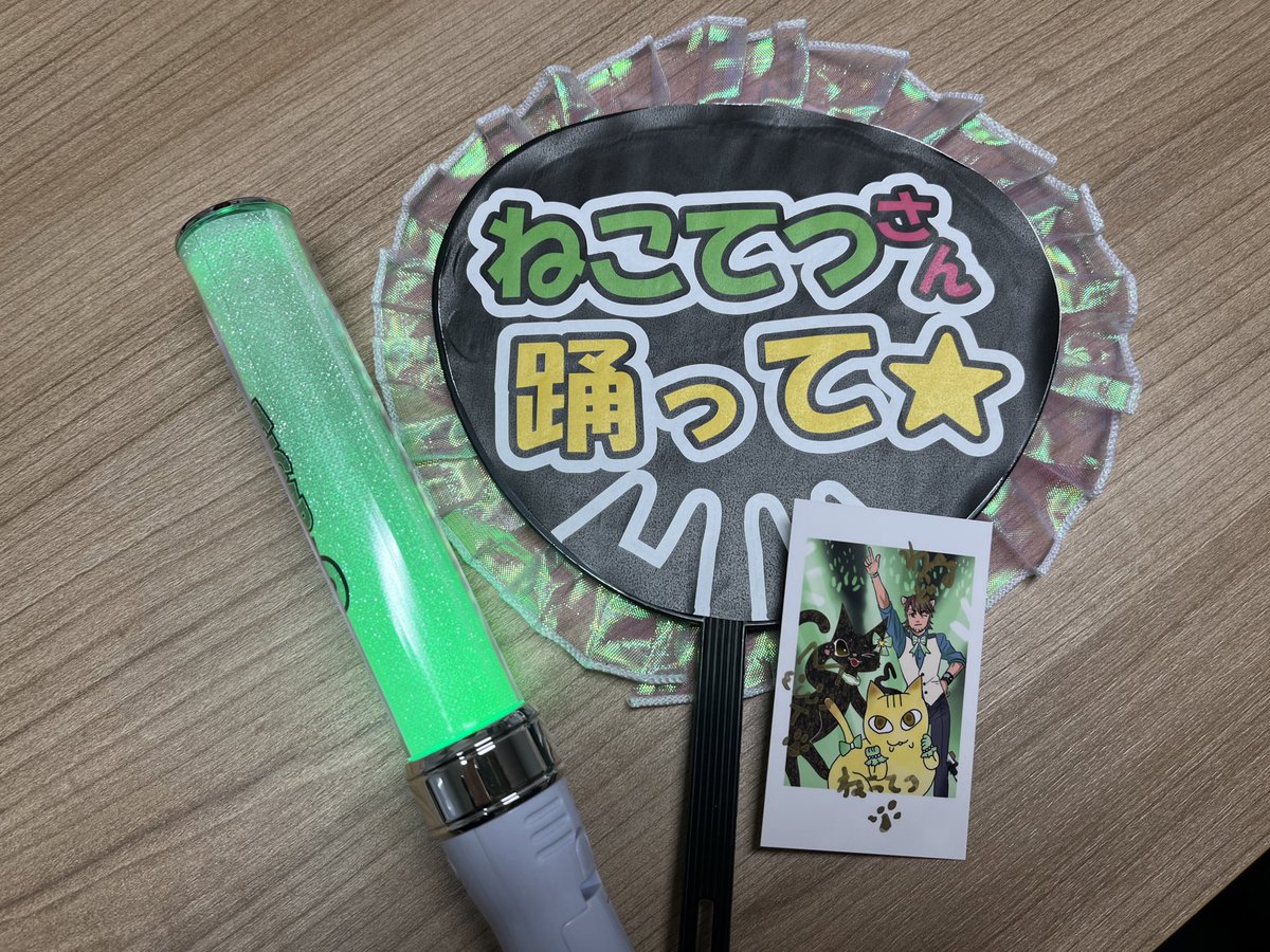 sbnndkw's tweet photo. 6/15の翠琥舞踏会で、シャルウィダンスフェアに参加します！せるさんとちまさん合同でねこてつさんサイン入りチェキカードとペーパーを無料配布いたします。(光る棒とうちわは飾りです)
3枚目の画像はペーパーの瀬舟担当ページのサンプルです。 https://t.co/sN9liAxWwQ