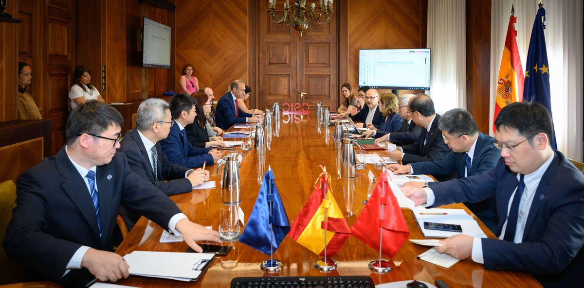 🇨🇳🇪🇸La ciencia es un lenguaje universal  

Hoy el <a href="/CSIC/">CSIC</a> ha firmado un acuerdo de colaboración con el principal organismo científico chino, CAS, y la activación inmediata de un programa de intercambio de investigador@s entre las 2 instituciones 

Gracias al Presidente Hou Jianguo!