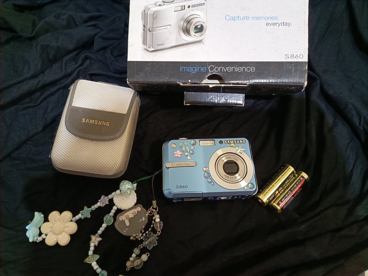 BBlLLKIN's tweet photo. WTS DIGICAM SAMSUNG

type s860, warna biru, baterai AA fullset box, body super mulus like new layar amann bgt

aku open di 1jt aja nego (ga nego dapet banyak bonus)

minus dm ya, prefer cod bandung area

#zonauang #zonaba https://t.co/q82OJuelqS