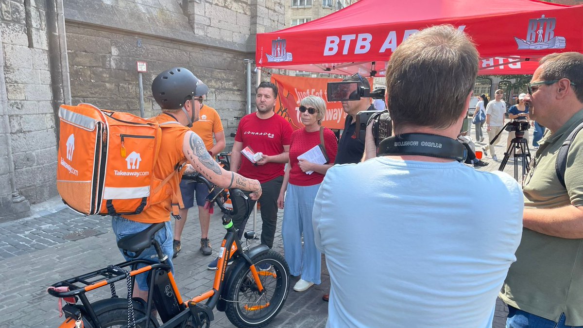 AnjaVanrobaeys's tweet image. Vandaag op straat voor de #DagVanDeFietskoeriers 🚴♂️
Goed nieuws: dankzij sterk vakbondswerk @BTBABVV behouden Takeaway-koeriers hun hubs én krijgen ze overuren betaald. 👏
Nu nog eerlijke lonen én platforms die valsspelen aanpakken. #RespectVoorKoeriers @vooruit_nu 💪
