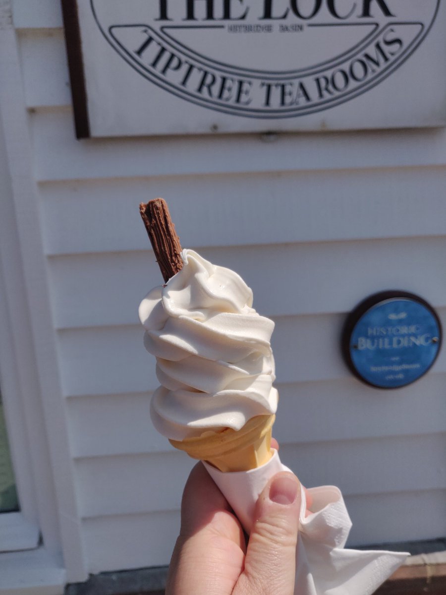 jhaworthauthor's tweet image. Escaped the laptop at lunchtime for a glorious trip to Heybridge Basin (and it's fine to have ice cream for lunch right?) 🍦☀️#fridayviews
