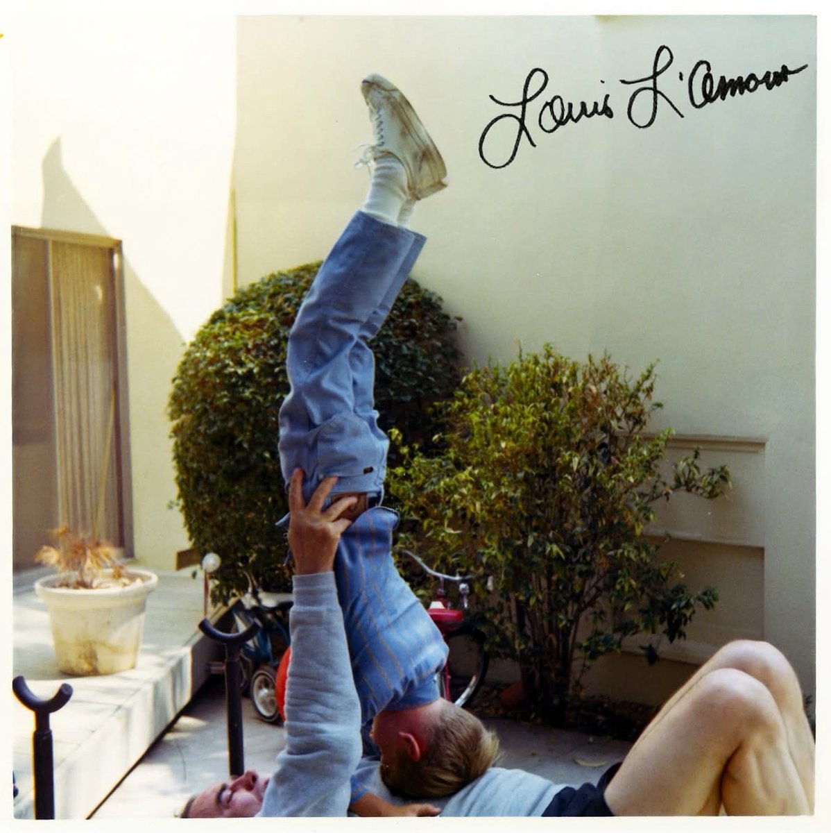 Louis_LAmour's tweet image. No matter how busy his schedule, Louis always found time to work out. Sometimes that meant he had to get ... "creative" with the weights with which he worked out. Nothing like combining a little father/son time with exercise. Fun for everyone!
#louislamour #fathersdayweekend