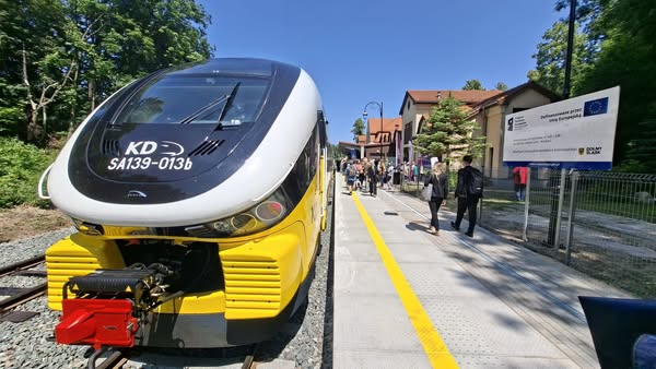 HipermiastoDS's tweet photo. Pociąg wrócił dziś do Karpacza, a pasażerowie pojadą nim od niedzieli. Ważne wydarzenie dla regionu i dla transportu nie tylko na Dolnym Śląsku, ale i w Polsce.
To dopiero początek budowy systemu transportu publicznego, który nie zwalczy wykluczenie transportowe. https://t.co/zIxOP05q9O
