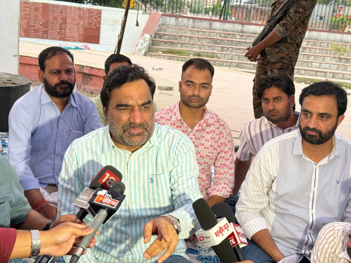 hanumanbeniwal's tweet photo. RPSC के पुर्नगठन व S.I. भर्ती को रद्द करवाने की मांग को लेकर चल रहे धरने में मीडिया के बंधुओं से चर्चा की | https://t.co/M3V9qjLbQF