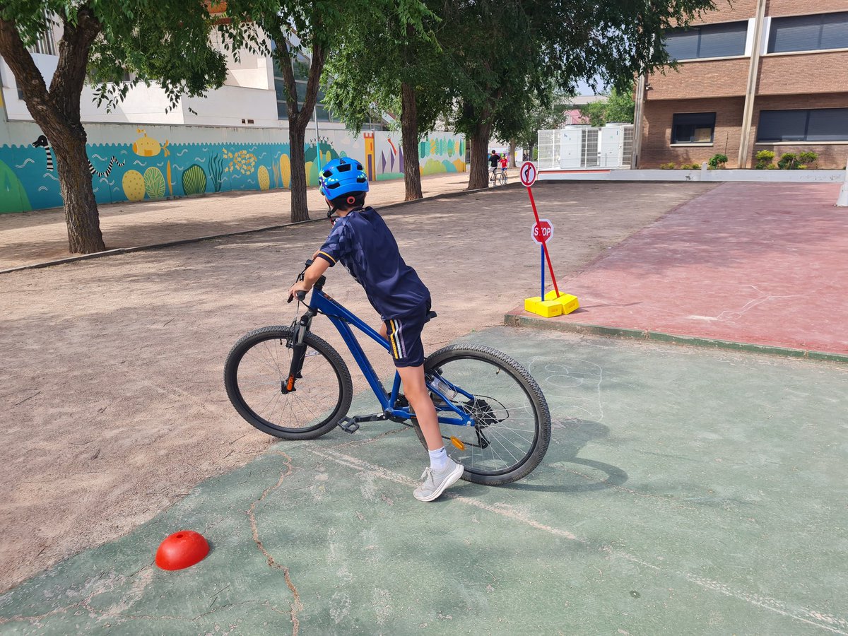 Cerramos el curso con la situación de aprendizaje de "Educación Vial sobre ruedas" con patines, patinetes y bicicletas