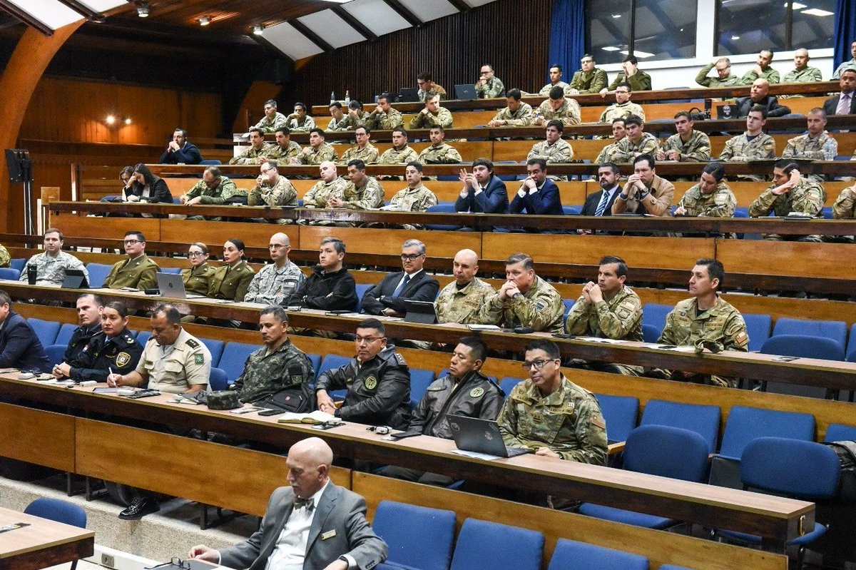 Acipol_Carab's tweet photo. 🎓 Estudiantes de ACIPOL participan en el Seminario Internacional de Operaciones Especiales de ACAGUE, explorando desafíos como #IA y #ciberguerra. ¡Una valiosa oportunidad para nuestros futuros líderes! #ACIPOL #OperacionesEspeciales
Más información: https://t.co/2wtnpdnj60 https://t.co/QpEL6RHIqt