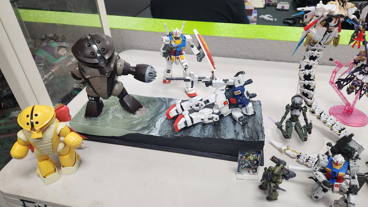 phoenixprime1's tweet photo. We had a great turnout at @Flynnsgamingfl build night's monthly showcase!
I brought out a bunch of HGs to show off & one of our builders bought out brought out a ton of his Yu-Gi-Oh model kits!
Also check out @r4dcr4b's dope 08MS team diorama he build!
#showcasenight #gunpla #Gundam #modelkits