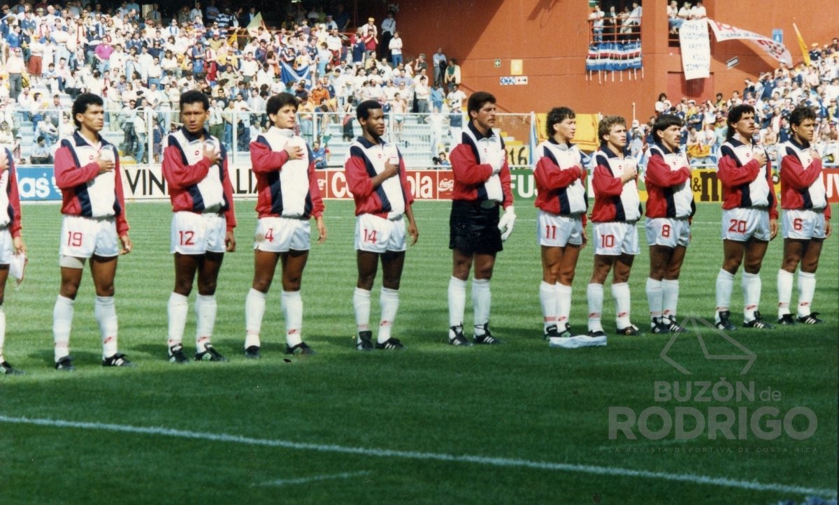 IMPOSIBLE OLVIDAR! Cuando Cayasso anotó el histórico gol contra Escocía,un amigo se hincó llorando frente al TV con sus brazos en alto.Terminado el partido llevamos a nuestros 3 hijos a la Fuente de la Hispanidad y les dije: no olviden este momento, están viendo un pueblo feliz!