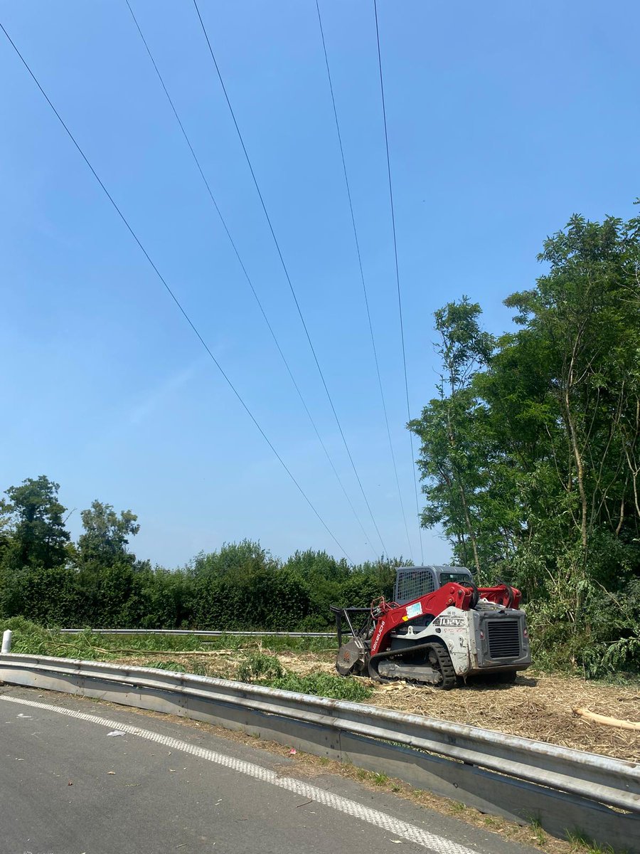 🚧 Intervention en cours à Capinghem 🚧

<a href="/rte_france/">RTE</a> a mandaté une entreprise spécialisée pour effectuer une taille d’arbres préventive afin de sécuriser le réseau électrique. 

⚠️ La bretelle d’accès à la rocade nord au niveau de Capinghem est fermée jusqu’à environ 19h.