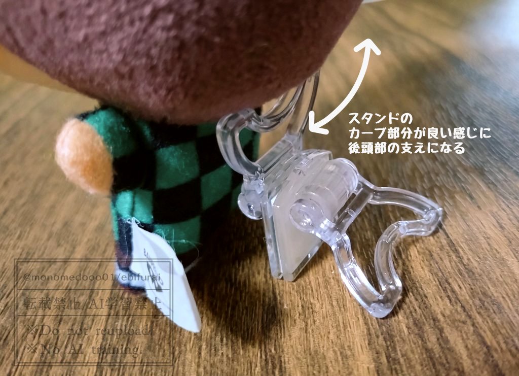 キャンドゥの缶バッジスタンド、今まで１つをぬい服の後ろに刺して固定自立させて愛用してたんですけど2個貼り合わせたら服着てなくても支えられる事に気づいたので共有します。

ちびぐるみ支えるのにめちゃくちゃ良いよこれ･･･！