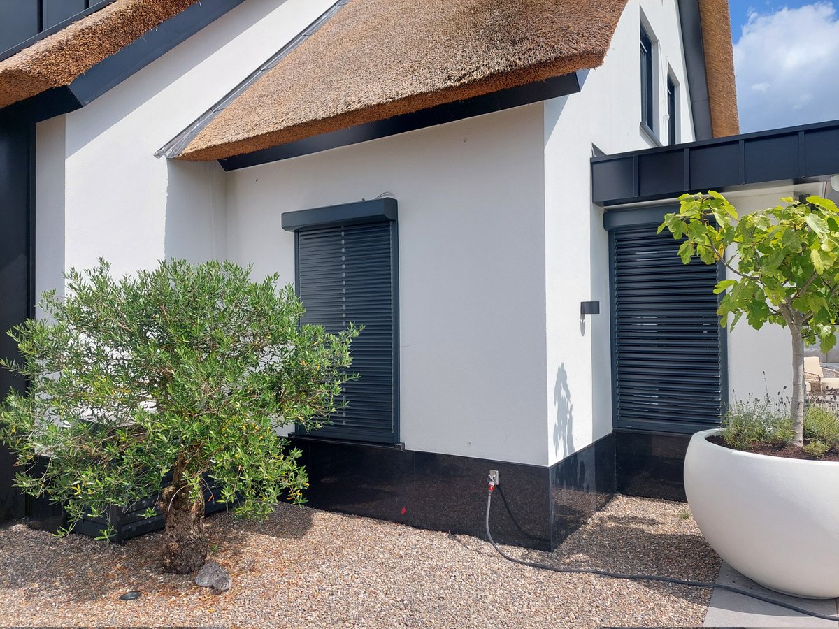 Door screens of rolluiken te sluiten ben je goed bestand tegen de 33c vandaag 🌡☀️

Met rolluiken is het dan ook donker binnen, met screens en jaloezierolluiken blijft het uitzicht naar buiten behouden.

fremazonwering.nl 

#Rhenen #Veenendaal #Ede  #Arnhem #Wageningen e.o