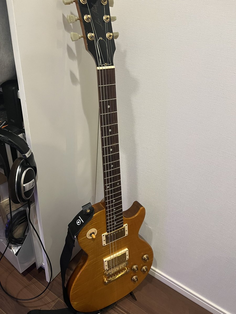 madflash's tweet image. 友人が来てギターメンテしてくれた
新しい弦に張り替えると音が違う

自分の技量的にはセッションって言うほどじゃないけど一緒に弾くの楽しいな
ギターもっと弾きこなしたい
#音楽　#ギター